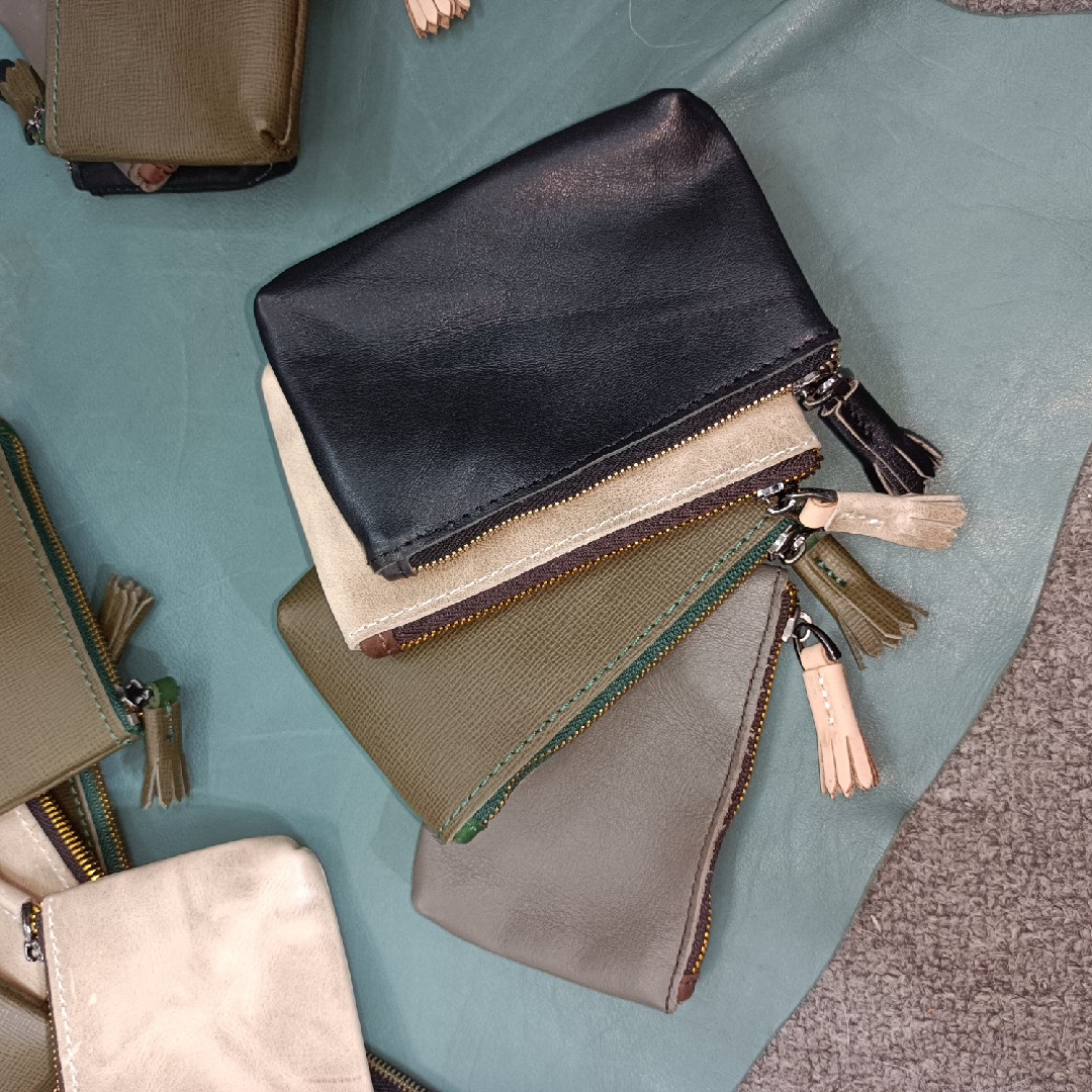 The head layer of cow leather with zero wallets.