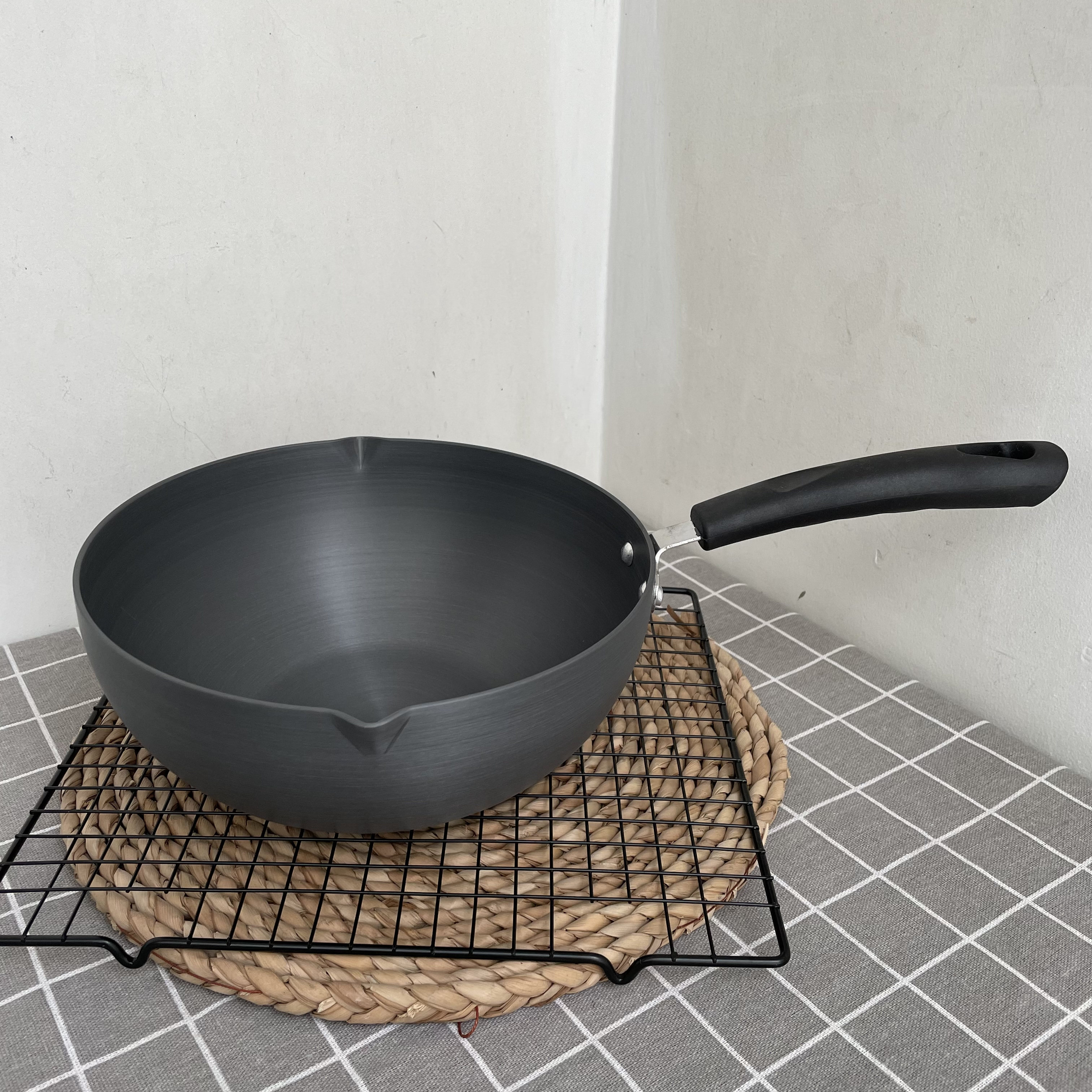 Export tail goods 22cm soup pot uncoated milk pot hard oxidation pot durable burn not bad cooking noodle pot gas