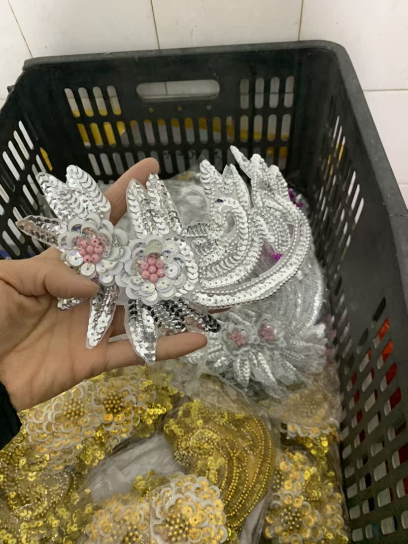 Sequin floral sequin to the headwear of the show.