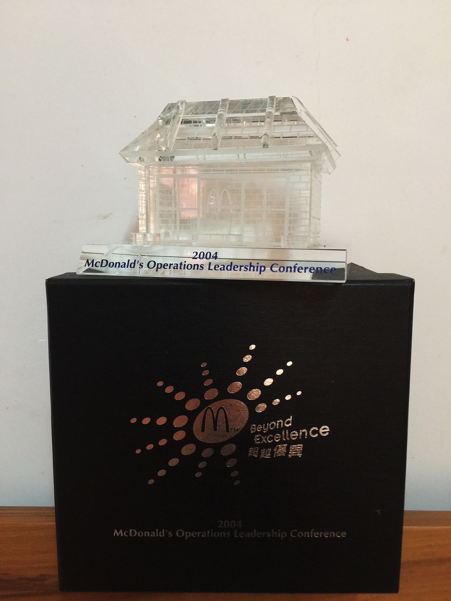 McDonald's 2004 leaders meeting to remember the crystal gift box