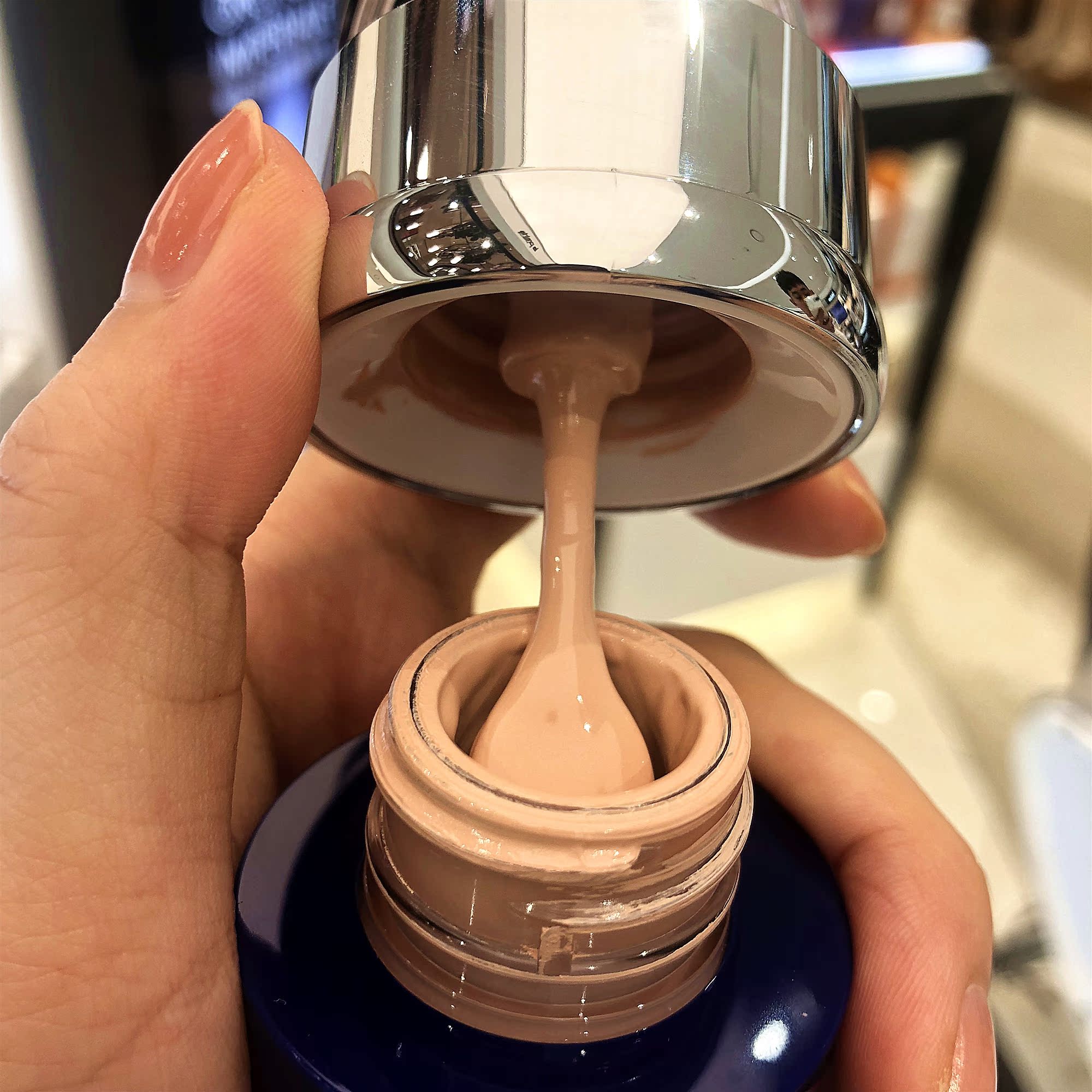 Kem nền che khuyết điểm La Prairi LP Lai Pooni Caviar Cream Kem nền 30ml - Nền tảng chất lỏng / Stick Foundation phấn nước klavuu