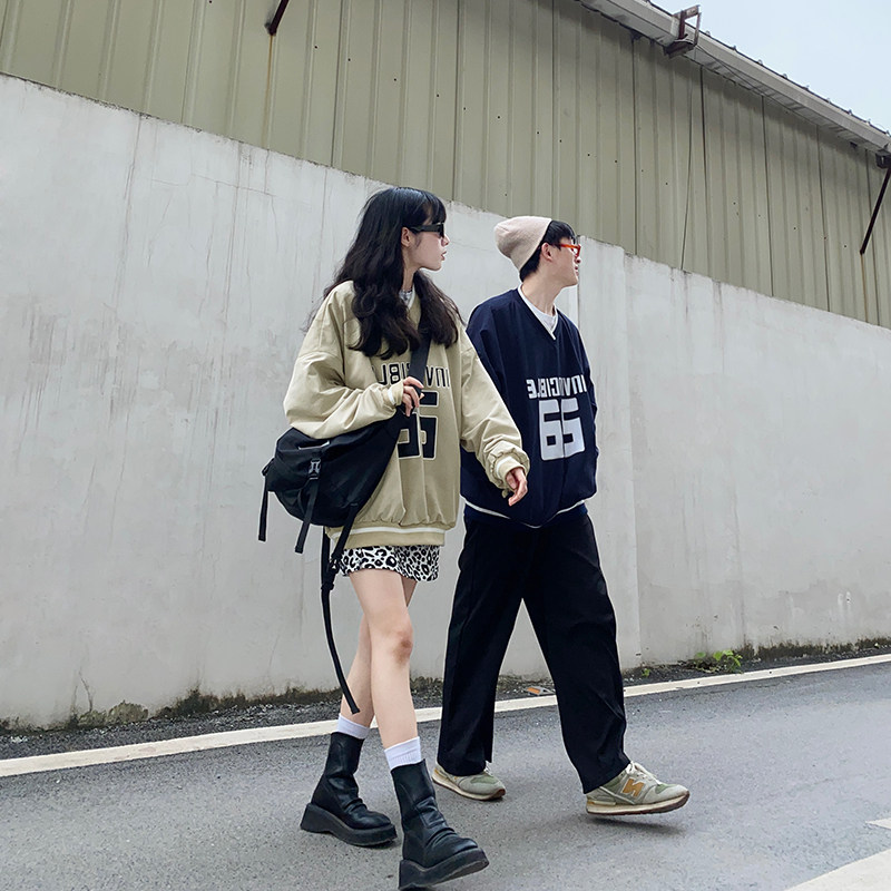 Flower Tian Window Letter printed Fried Street Ward Covest Woman New Han Edition Han Language V-collar Landscape Top