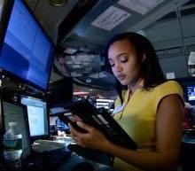 股票和债券投资者将寻求保持第四季度的强劲收益，2023年大部分时间的小涨幅在今年晚些时候有所扩大，投资者对明年继续保持乐观情绪...