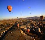 华盛顿邮报》援引知情土耳其官员称，土耳其总统埃尔多安与德国总理默克尔在周三（8月15日）通话时确认，将保持高层互访和联系以加强两国合作。埃尔多安还强调，强劲的土耳其经济也符合德国的利益