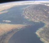 世界上约三分之一的海上原油是通过霍尔木兹海峡运输，使其成为连接中东原油生产商与亚太、欧洲、北美等主要市场的战略动脉...