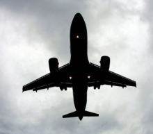 美国运输安全管理局的数据显示，周日，美国机场通过安检的旅客人数激增至185万人，为2020年3月初以来的最高水平。过去一个月，机场航站楼的旅客数量稳步上升...