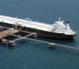 路透见到的一份文件显示，印度已首度允许国营炼厂按到岸价格（CIF）进口所需石油的35%，从而使国营炼厂能够迅速取得更为便宜的船...