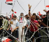 周一，伊拉克的反政府抗议活动仍在继续，抗议者封锁了通往伊拉克南部巴士拉省五个...