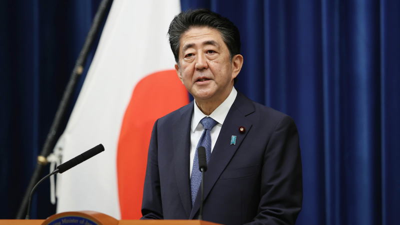 任职时间最长的日本首相安倍晋三证实因健康问题辞职，引发金融市场剧烈波动