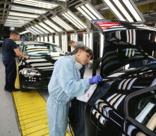 美国7月耐用品订单月率大幅攀升11.2%，远高于预期值4.70%和前值7.6%；数据公布后，黄金市场抛售加大