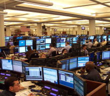 两党的债务上限僵局使美国面临最早在6月1日无法支付账单/违约的风险。但是，股市投资者似乎并不担心，更不用说恐慌了。虽然对冲活动正在回升...