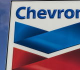 巴菲特的加入，让原本两家巨头之间的争夺变成了三家巨头之间的较量...