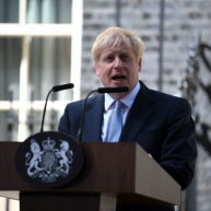 英国议会力推延迟脱欧 首相约翰逊开始着眼大选；