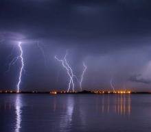 NYMEX美国原油(WTI原油)欧市盘初，油价震荡走高。因有迹象显示亚洲和欧洲部分地区出现新冠疫情复发，抵消了连续风暴袭击美国墨西哥湾沿岸并扰乱生产的威胁。随着疫情持续蔓延，可能导致更多的国家和地区实施封锁...