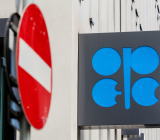 周五晚间，机构调查显示，欧佩克2月石油产量较1月下滑30万桶/日至3068万桶/日，跌至2015年最低水平。相比于2018年10月的水平，欧佩克+最新产量预计将下降81.9万桶...