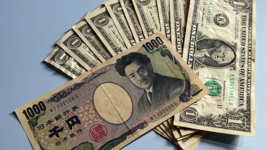 交易员们正在为下一步的日元飙升或暴跌进行对冲保护，因为随着日...