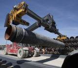 与沙特等海湾国家竞争对手相比，俄罗斯生产商开启和关闭油井要复杂得多，俄罗斯的储油问题彻底暴露