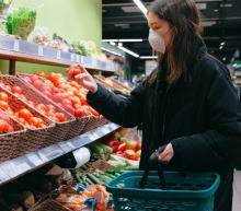 报告显示，13个类别中，10个类别录得增长。服务类别，餐馆和酒吧录得0.4%的增长。而计入国内生产总值的对照组零售销售...