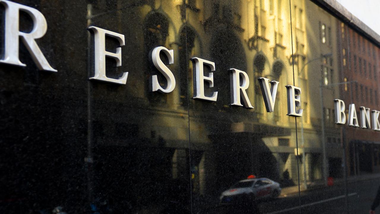 企业和家庭对高利率的感受相反，央行政策的不确定性增加