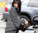 在封锁措施放松后，空旷数月的美国公路曾短暂迎来车潮。北加州一座加油站的汽油价格甚至高达1加仑5.98美元。然而不多久，新冠疫情再度猛烈来袭。加州、佛罗里达州和...