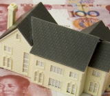 周五亚市早盘，美元指数涨势延续。中国外汇交易中心数据显示，在岸人民币兑美元触及6.96；据新浪报价，离岸人民币贬值失守6.97关口...