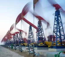 全球原油市场的后疫情修复尚未结束，供应渐进式恢复不及需求台阶式复苏使得基本面始终处于偏紧状态。而频繁上演的供需扰动事件多次打破了原油市场的稳态平衡...