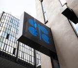 在全球石油市场步履蹒跚的背景下，欧佩克及其盟友本周末开会时预计将考虑进一步限制供应...