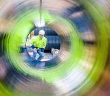 尽管美国原油期货在本周稍早首次出现负值后，近几天已有所反弹，但许多投资者认为，疫情导致的全球需求放缓可能持续多月，这使油价承压，并削弱了大宗商品生产国的货币...