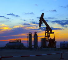原油交易者还需关注今晚22:30公布的美国至9月18日当周EIA原油库存，市场预计将录得减少225.6万桶，前值为减少438.9万桶，但凌晨公布的API库存数据意外录得增加...