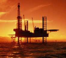 飓风哈维短期内对美原油和布伦特原油价格的提振稍显乏力，原油多空焦灼争持后，空头力量处于优势。短期内缺乏焦点指引，结合市场情绪趋势选择沽空；操作上，反弹抛空，激进者小幅追空