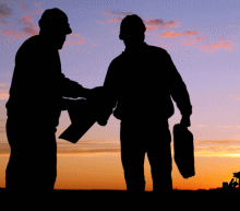 原油今日欧市盘初反弹破高，贝克休斯钻井数明显放缓，沙特公开表态支持延长减产协议，不过美元继续走高依然限制油价的上行空间，前日油价大幅上涨，今日欧市盘初破高，料晚间油价走势将回补空挡，建议逢高抛空