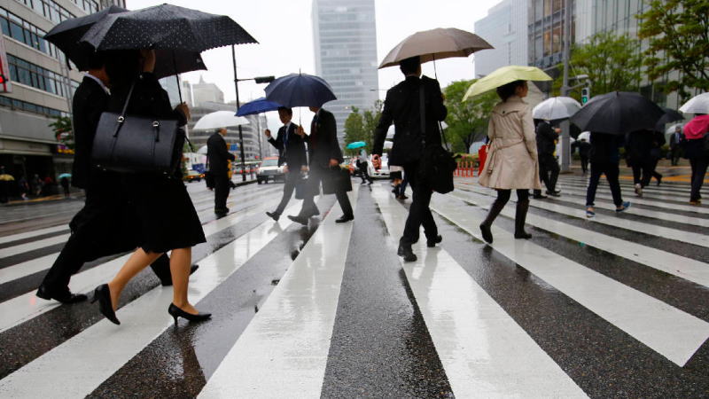 日本经济再次陷入萎缩，或促使政府进一步增加支出
