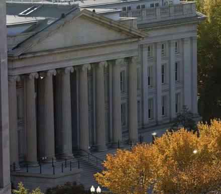 美国国债市场正面临一系列与供应相关的交叉趋势，随着收益率走高，其走势可能会复杂化。美联储将在下个月购买400亿美元国债，为此前购买规模的一半...