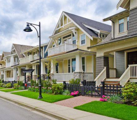 由于抵押贷款利率过高继续抑制需求(30年期固定抵押贷款利率已升至6.87%)，新房销售...