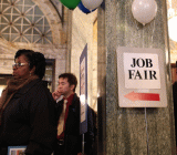 美国截至1月20日当周初请失业金人数录得23.3万，基本符合预期的23.5万。美国当周初请失业金数据已经连续151周低于30万关口，连续时间创1970年以来最长...