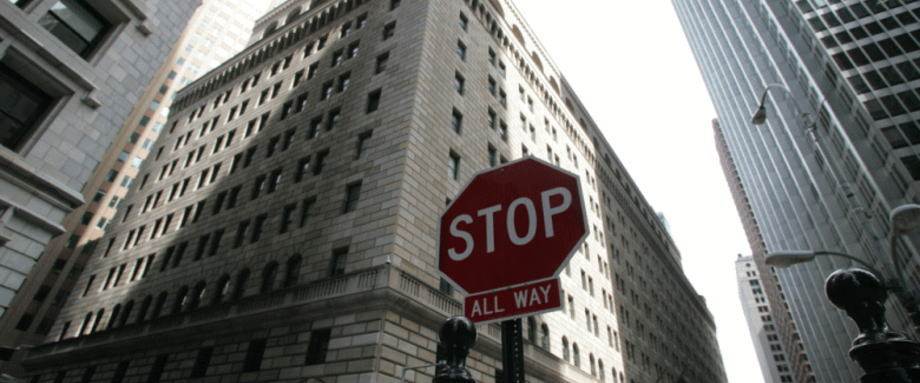 金价回吐日内早些时候的大部分涨幅，自10个月顶部回撤，目前位于日交易区间的低端，略高于1340美元/盎司