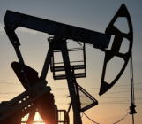 分析师指出，随着原油供应量趋于稳定，原油价格未来走势更多是受中美等原油消费大国的影响。上两次消费方主导市场时，原油价格都会出现大幅波动...