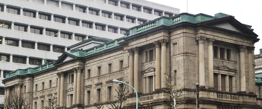 自日本央行(BOJ)上月承诺，如果全球放缓破坏国内经济复苏，央行将扩大刺激政策以来，路透调查访问的逾半数分析师均认为，该央行进一步宽松政策的可能性已经上升