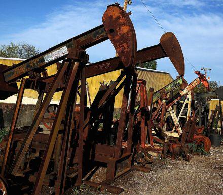 总体来看，沙特等OPEC国家以及非OPEC国家俄罗斯均对减产协议的延长有着一致的方向看法，对油市有一定的提振且稍早公布的贝克休斯钻井数也在下降，美原油的产量增长有所缓慢，但最近墨西哥再度遭受暴风雨袭击