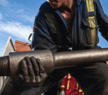 中国原油需求回落打击了多头信心，美元企稳反弹也加大油价的下行压力，美国能源信息署预计页岩油产量将大幅增加，国际能源署发布的信息透露出对油价悲观的信号，以及OPEC减产效果遭市场质疑，多重打压令油价大幅下挫