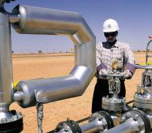 油价周一继续延续此前的大涨势头，并进一步突破57美元的整数关口。就目前来看，中短期风险偏向上行，若能突破，有望看向2015年5月高位62.58美元。操作上低多为主，关注57.30~40一线做多机会