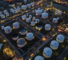 EIA原油库存意外减少，OPEC与委内瑞拉携手控制原油产量为多头献出了长足的利好，美元走熊一定程度上也支撑了油价，操作上，逢低做多