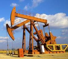 目前来看，美国原油产量继续增长的担忧情绪未能阻止油价重新企稳，因美元再度重挫为油价反弹创造了助力。但美国石油协会今日清晨公布数据显示，截止 3 月 2 日当周，美国上周原油库存增...