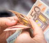 近阶段欧元持续走低，可以分为三个阶段，首先出现的问题是欧元区经济数据表现较差，随后在欧银利率决议中行长德拉基释放鸽派信号，再到最后欧元区国家的政治局势出现动荡