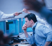 美国政府的主要官员淡化美国与北韩之间的军事冲突的风险，美国经济资料偏软令九月加息的预期减弱，美国股市三大指数继续齐齐高收。统计局发言称中国7月份经济运行总体平稳，向好势头持续发展，沪深两市延续昨日涨势