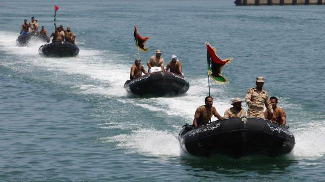 在经历11月的大跌后，油价在12月首个交易日大涨。沙特和俄罗斯延长限产协议、加拿大实施产量限制抵消了卡塔尔退出OPEC带来的负面影响。