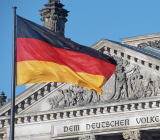 周四，德国各大媒体纷纷刊出一张照片。照片上，正出席卡伦鲍尔任命仪式的默克尔、冯德莱恩和卡伦鲍尔一起坐在椅子上，开心地笑着。德国