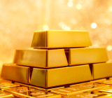 受美元走软提振，金价周一延续涨势。6月交割黄金期货上涨0.4%至1,360.90美元/盎司。期金上周创下自2016年4月以来最大单周涨幅