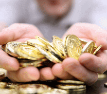 朝鲜偃旗息鼓暂无进一步动作，美元疲弱是黄金上涨的主要理由，特朗普税改近来也挫折不断也利好金银。但黄金上探1377的关键阻力失败意味着后市趋势可能出现反转，黄金上行压力依旧很大，维持看空，操作上，逢高抛空