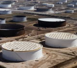 路透社资讯：匈牙利、波兰和捷克共和国将从各自的战略石油储备中释放总计800万桶石油，以维持炼油厂的运营，因此前受污染的原油迫使从俄罗斯向欧洲客户输送石油的...